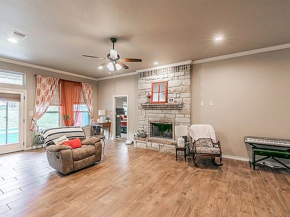 4th image of 2614 Creek Dr