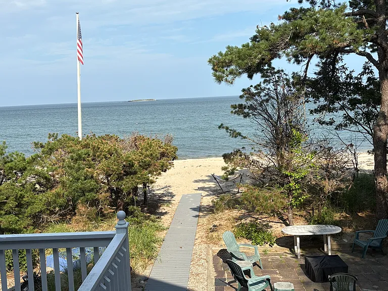 219 Seaside Ave — Photo 1