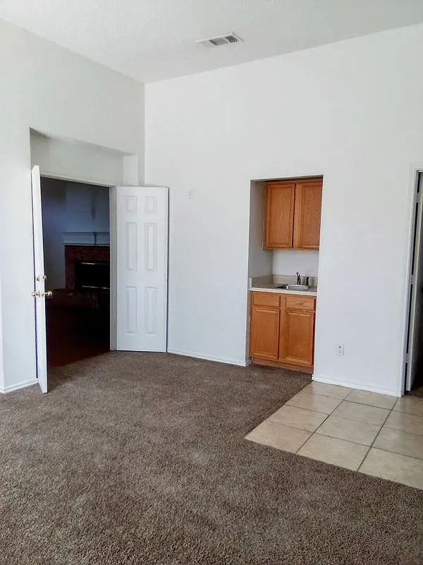 4 bed, 2.0 bath, 1981 sqft, $2,200 — Photo 2