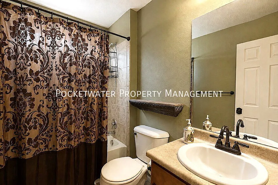 Spacious 5-Bedroom Retreat with 3 Baths — Photo 4