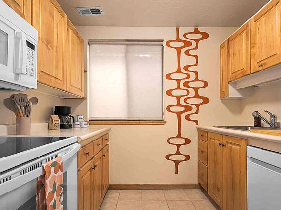 2nd image of 470 Woodside Ave #6