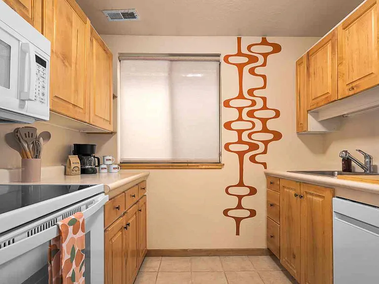 470 Woodside Ave #6 — Photo 2