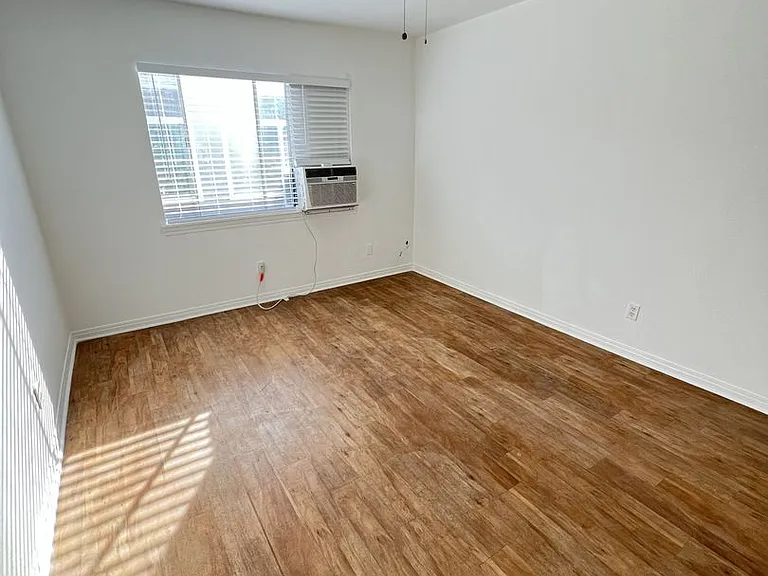 14650 Saticoy St — Photo 10
