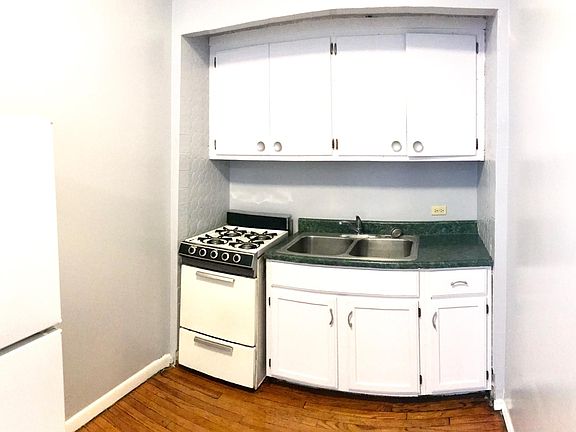 Kitchen (stove & fridge included)