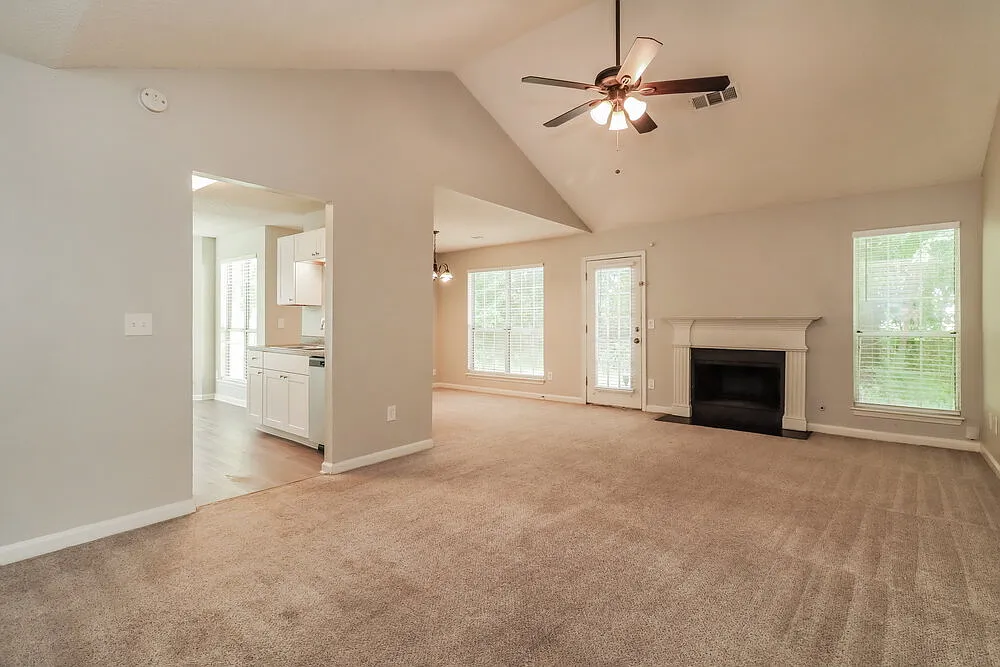 3 bed, 2.0 bath, 1391 sqft, $1,985 — Photo 3