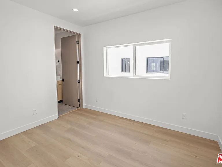 11006 Hortense St #1/2 — Photo 15