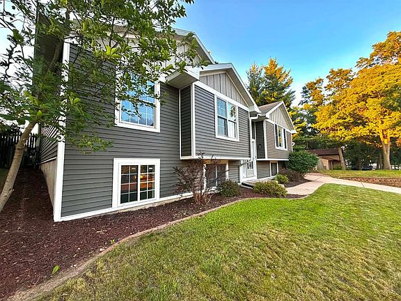 3rd image of 718 Farr Court