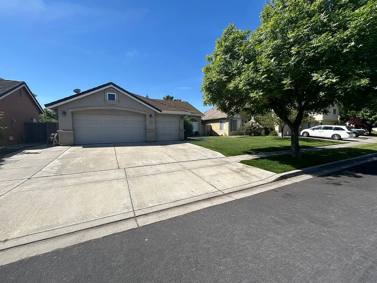 Building Photo - 2464 Oak Crest Dr