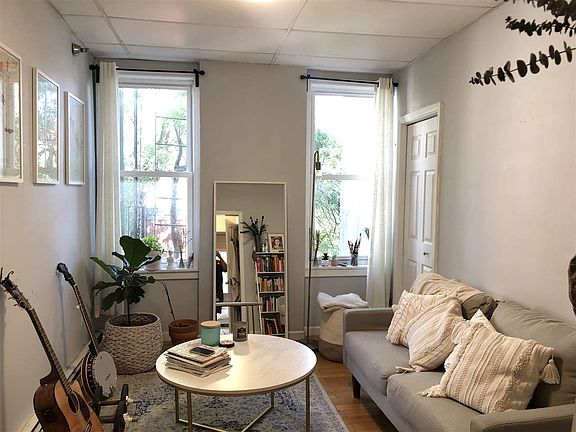 3rd image of 466 Monmouth St APT 2R