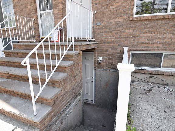 3rd image of 3908 Victory Blvd