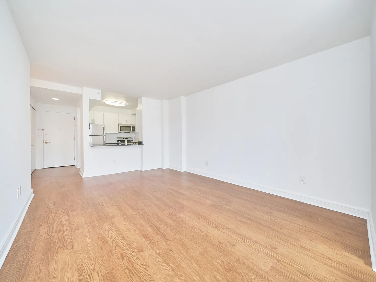 140 Riverside Boulevard — Photo 3