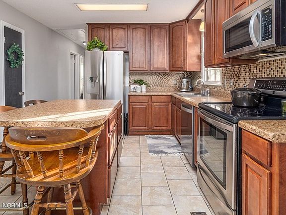 4th image of 2530 Vernon Ave