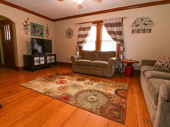 3rd image of 1109 W Gilbert Ave