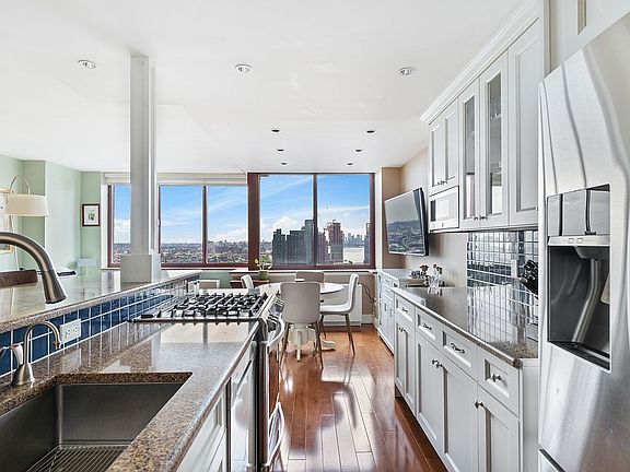 5th image of 4-74 48th Ave APT 29H
