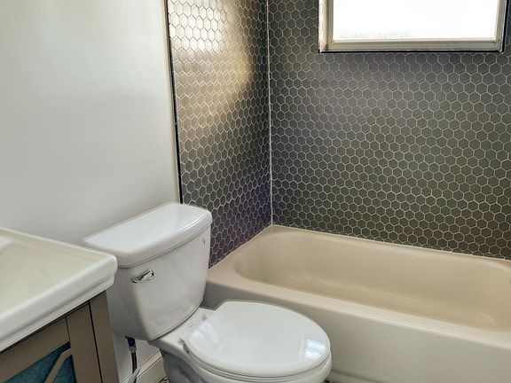5th image of 291 Dolphin Ave SE