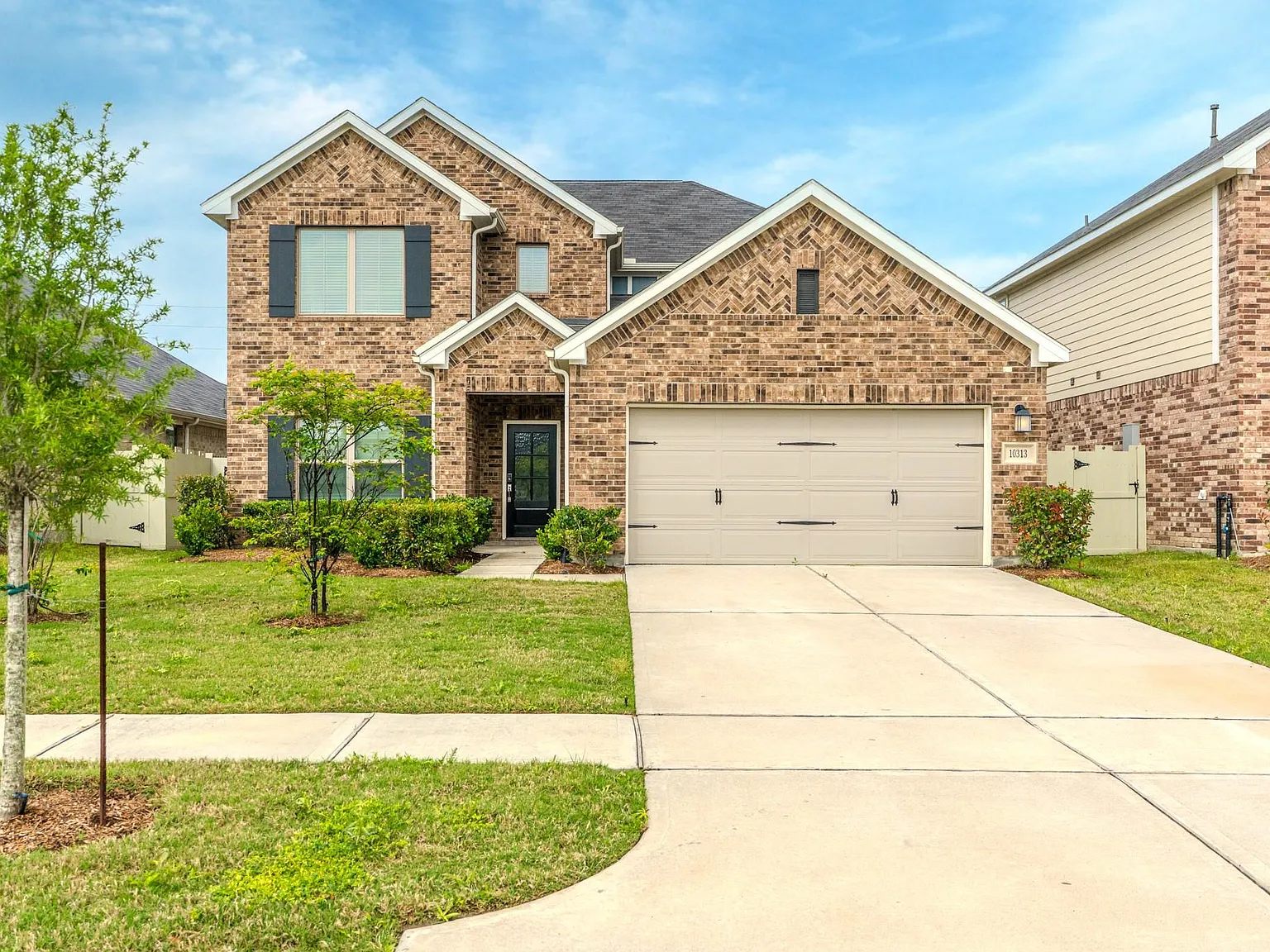 5 bed, 3.0 bath, 2725 sqft, $2,900 — Photo 1