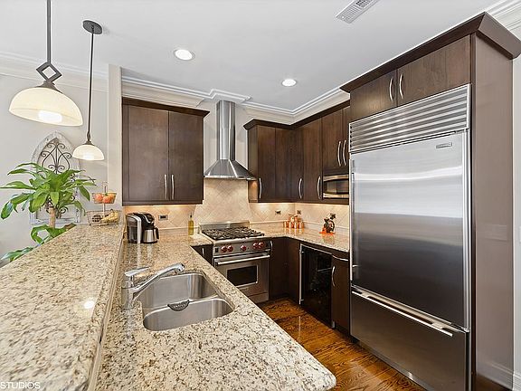 5th image of 828 W Waveland Ave #2F