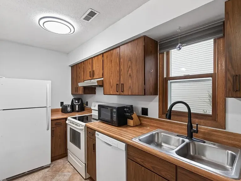 852 Woodgate Dr #2 — Photo 6