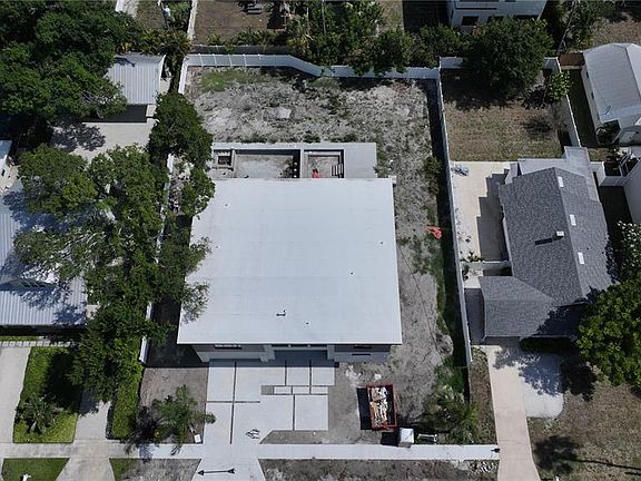 4th image of 2258 Arlington St