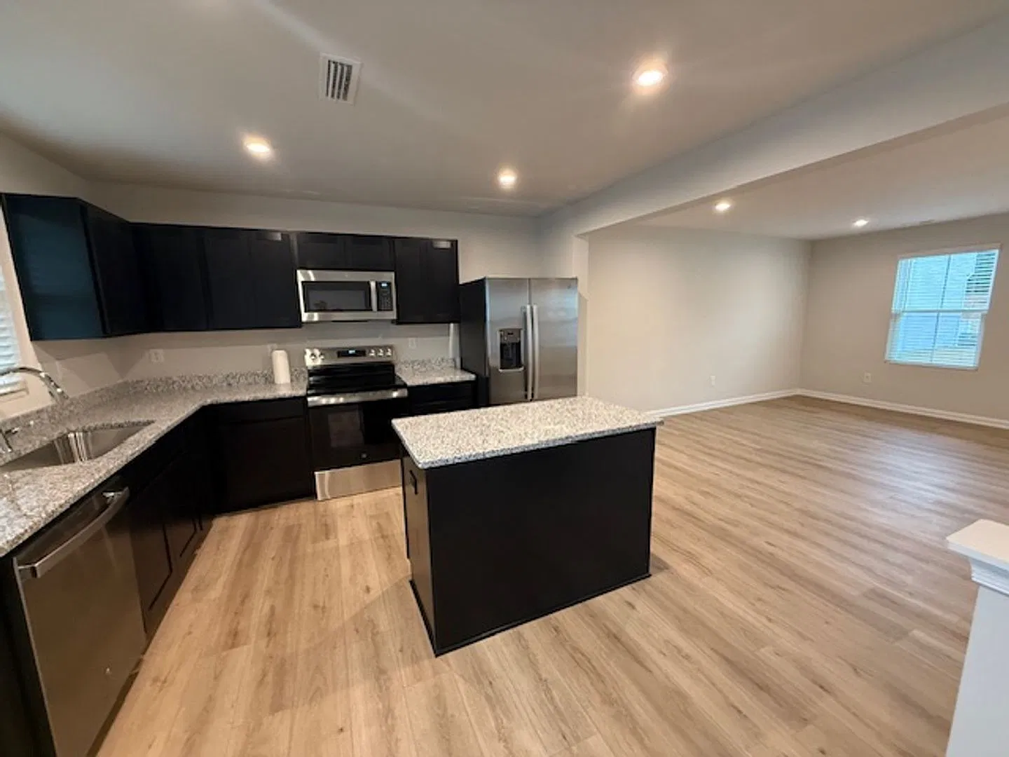 Beautiful and Modern Townhome for Lease in Kannapolis, NC — Photo 3