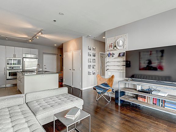 5th image of 653 N Kingsbury St #1604A