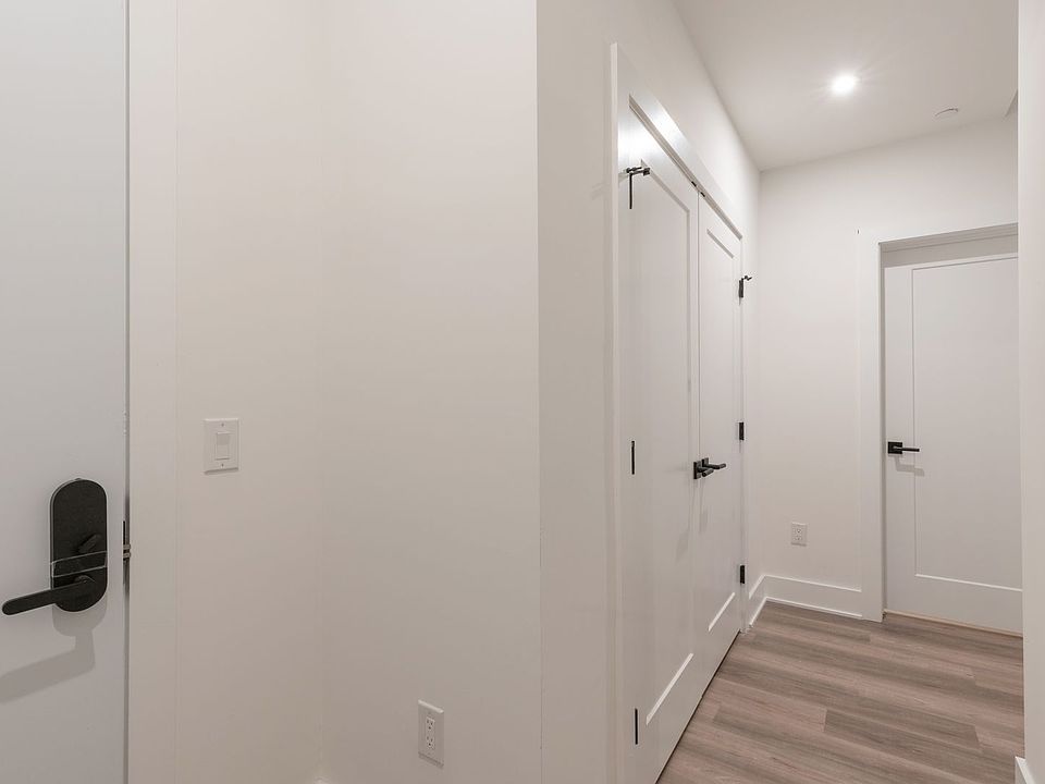 1st image of 1421 E Columbia Ave APT 404