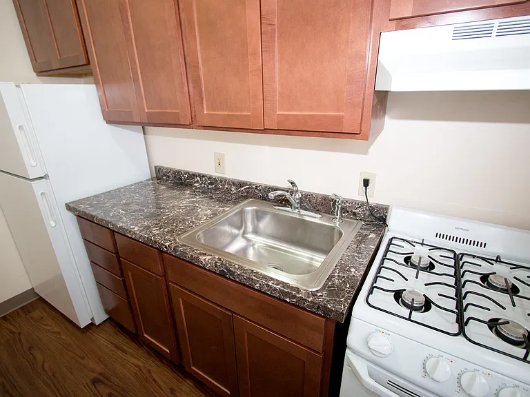 1600 Ford Pkwy — Photo 3