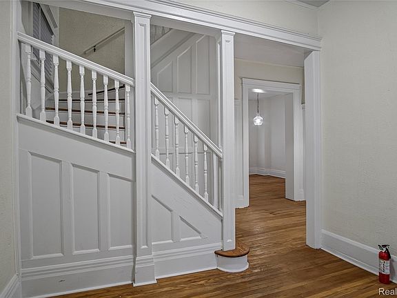 2nd image of 427 Melbourne St