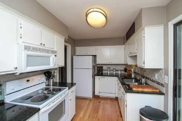 211 Hillsboro Pl — Photo 3