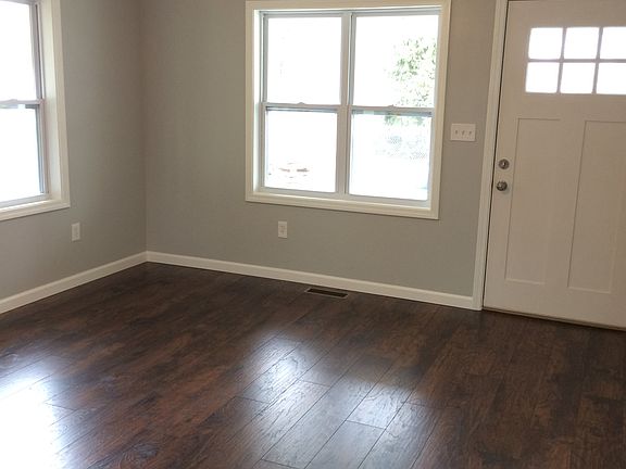 4th image of 904 W Oak St