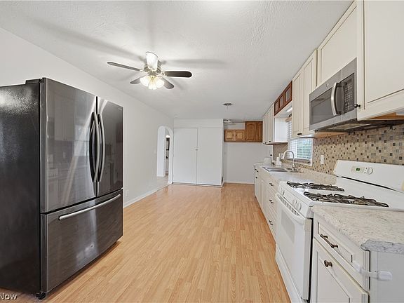 2nd image of 3121 3rd St SE