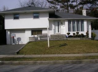 11 Wayne Dr, Plainview, NY 11803