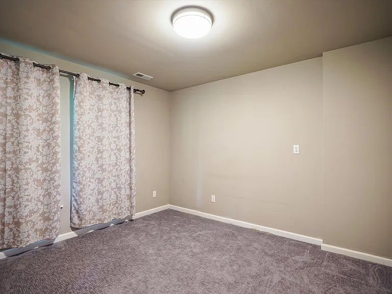 405 Joshua Ct — Photo 4