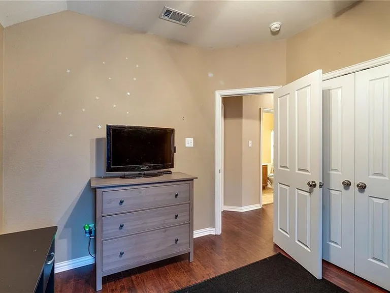 708 Creekside Dr — Photo 16