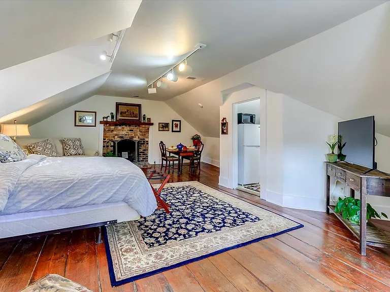 241 Laurens St SW #D — Photo 6