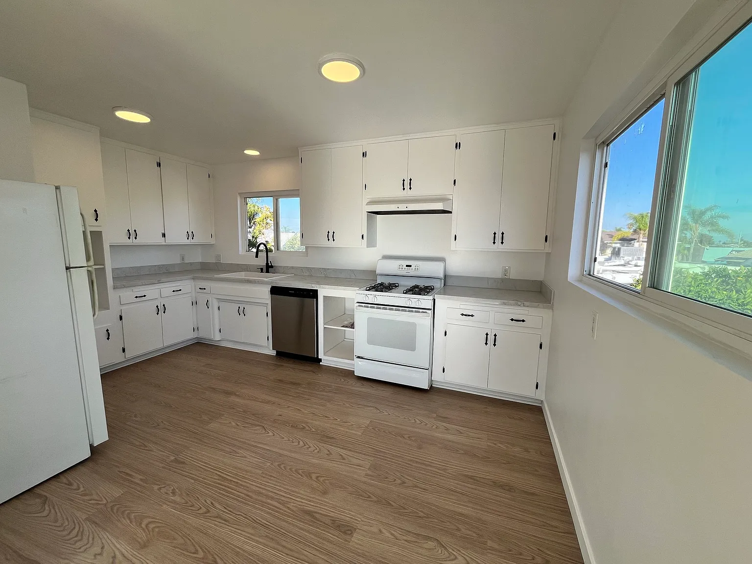 2 bed, 850 sqft, $3,600 — Photo 3