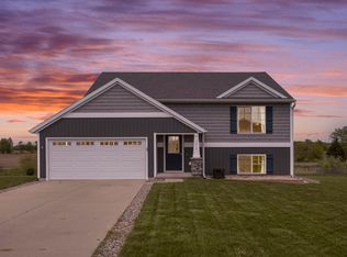 1717 Trent Ridge Ct NE, Cedar Springs, MI 49319
