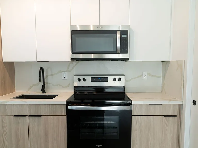 DLUX Lofts - Modern Downtown Studios — Photo 69
