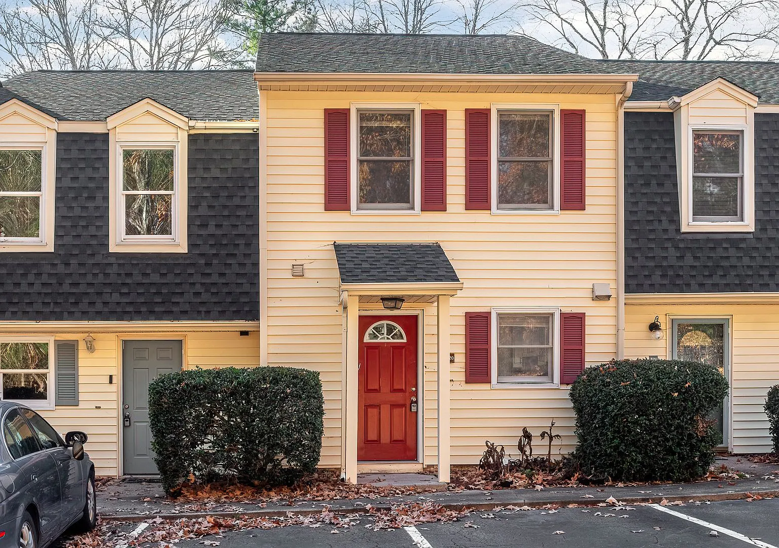 Delightful Two bedroom townhouse available NOW — Photo 1