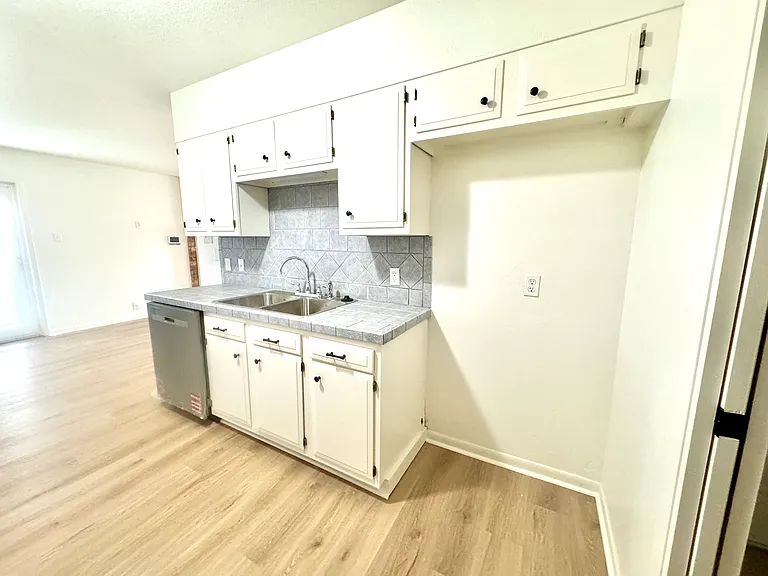 1118 Sunmeadow Dr — Photo 5