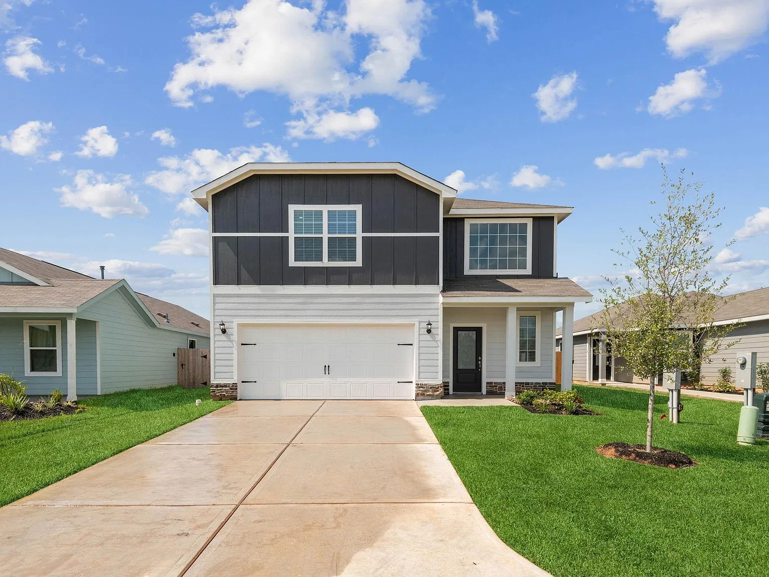 4 bed, 2.0 bath, 1852 sqft, $2,320 — Photo 1