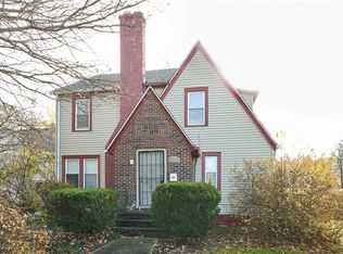 3682 Grosvenor Rd, Cleveland Heights, OH 44118