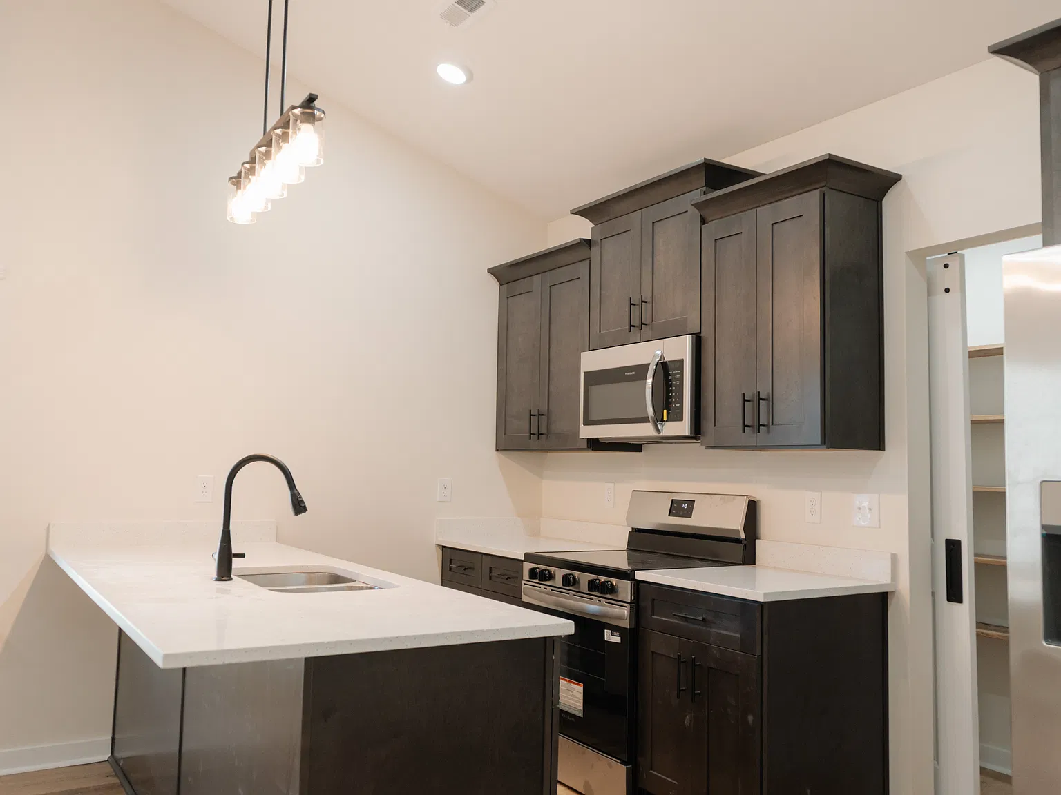 2 bed, 900 sqft, $1,500 — Photo 4