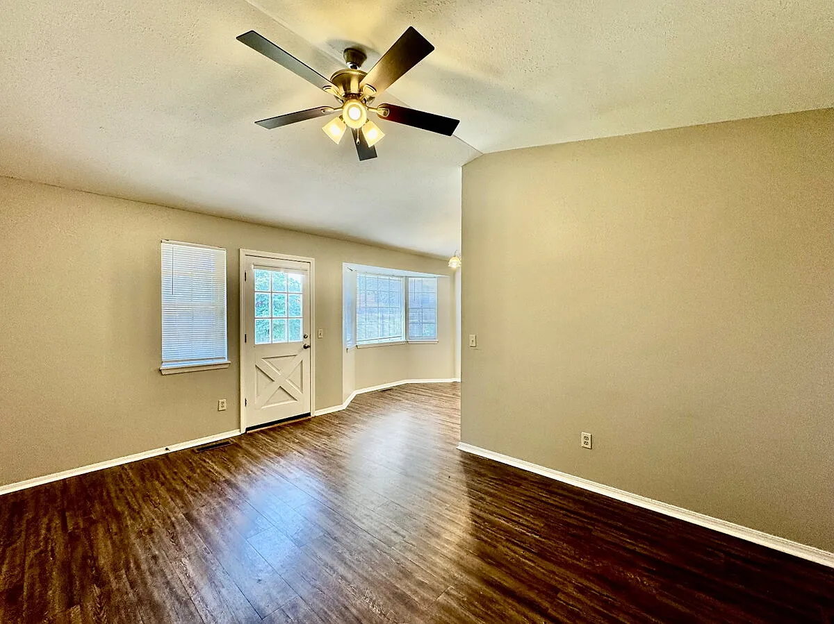 3 bed, 2.0 bath, 1432 sqft, $1,550 — Photo 2