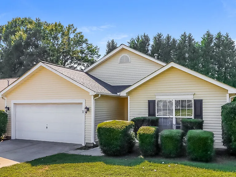 135 Winborne Dr — Photo 3