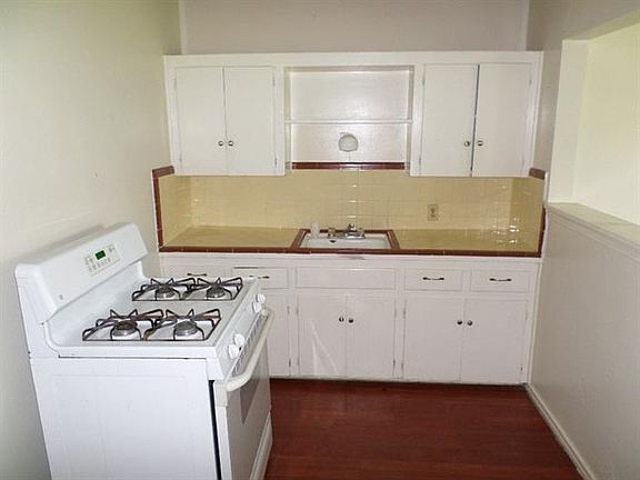 3rd image of 1700 Glenn Dr