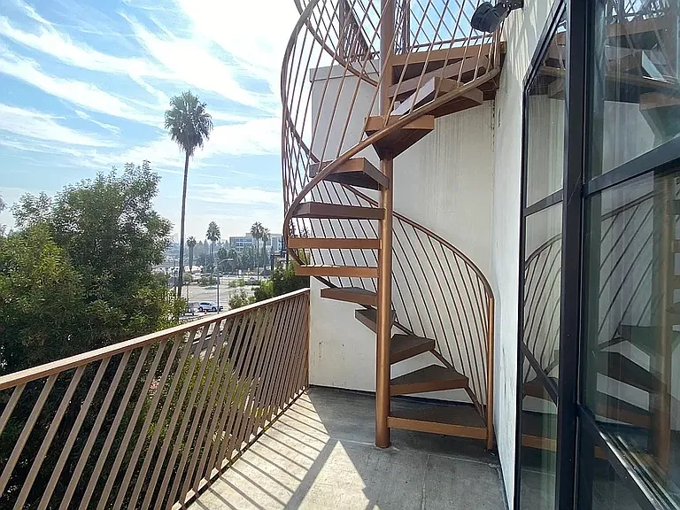 5800 Harold Way — Photo 39
