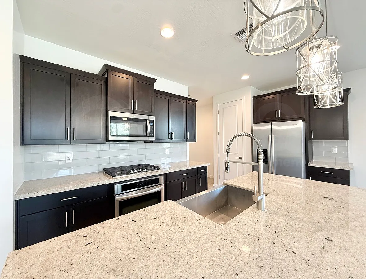 3 bed, 2.0 bath, 1570 sqft, $1,999 — Photo 3