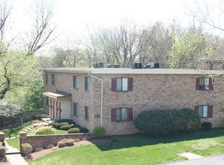 8760 Brentshire Walk, Brentwood, MO 63144