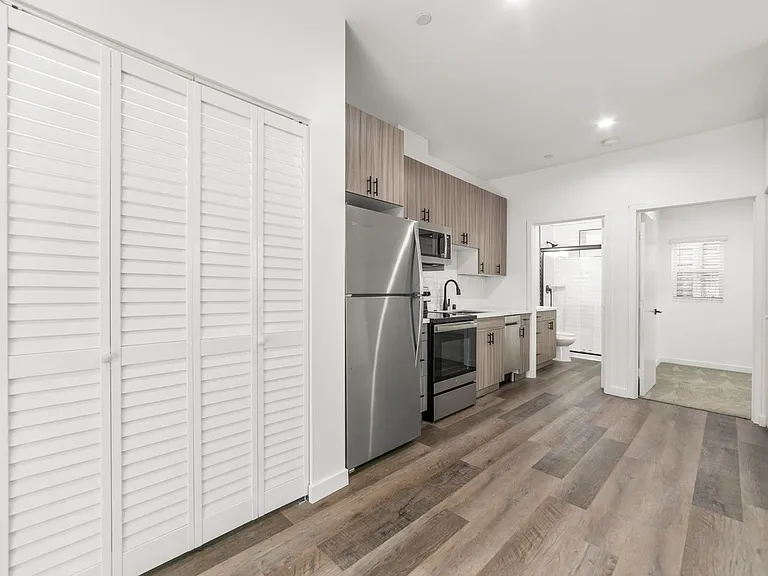 Gorgeous huge units in premier location! ASK ABOUT OUR MOVE-IN SPECIALS!! — Photo 34